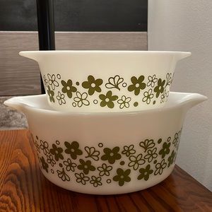 Vintage Pyrex Crazy Daisy set of 2 baking dishes.